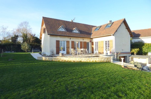 Lavilletertre House | House with heated swimming pool 29°/01 hours 10 PARIS - 8 people MAX