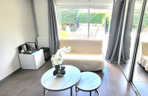 Jonage Bed & Breakfast | House with heated pool