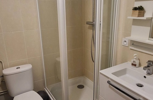 Jonage Bed & Breakfast | House with heated pool