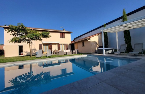 Jonage Bed & Breakfast | House with heated pool