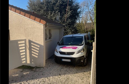 Camp De Satory House | House with independent basement and parking 2km from Versailles
