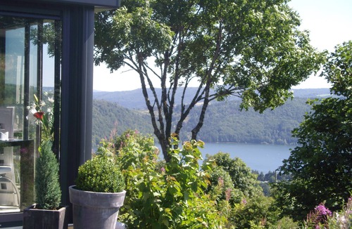 Le Lac-d'Issarles House | House with lake and mountain views