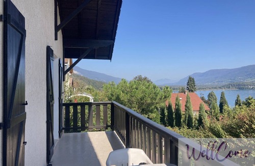 Saint-Pierre-de-Curtille House | House with panoramic lake view, 2 steps from the beach