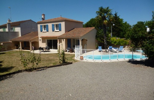 Curzon House | House with pool 15 minutes from the sea