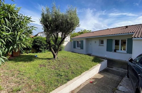 Saint-Aunes House | House with pool and park view