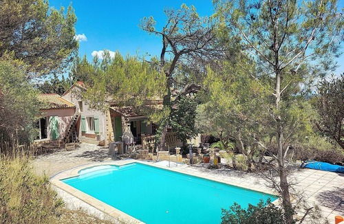Aramon House | House with pool in the hills above Aramon