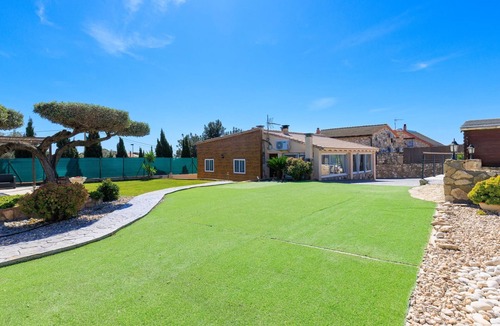 Costa Dorada Villa | House with private pool only 500m beach