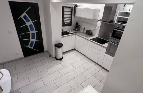 Chasse-sur-Rhone House | House with private pool - garden, parking, 2 bedrooms
