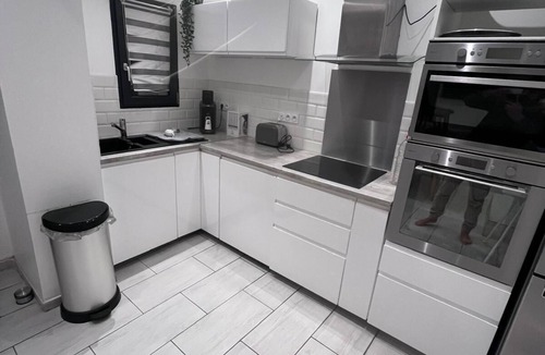 Chasse-sur-Rhone House | House with private pool - garden, parking, 2 bedrooms
