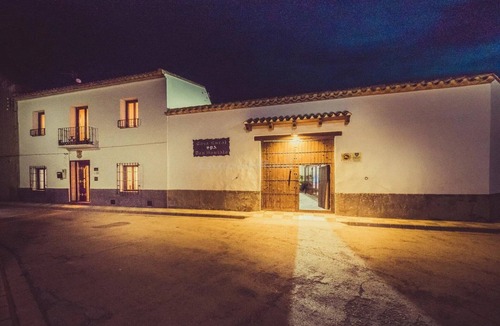 Hoya-Gonzalo Cottage | House with private patio for 17 with jacuzzi