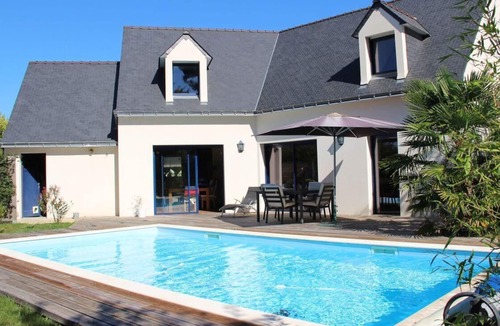 Theix-Noyalo House | House with private heated pool, disabled access