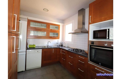 Salou City Centre Villa | House with private garden of 300 m2 near the beach for 8 people.