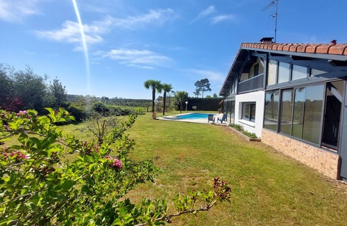 Bostens House | House with private pool for family vacations near golf courses and lakes