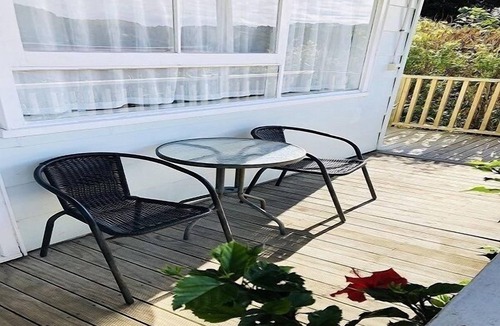 Ostend Cottage | House with self-contained adjoining studio. Great for large groups