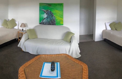 Ostend Cottage | House with self-contained adjoining studio. Great for large groups