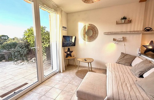 Calvisson Resort | House with terrace overlooking the forest, ideal for leisure activities and heated swimming pool