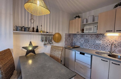 Calvisson Resort | House with terrace overlooking the forest, ideal for leisure activities and heated swimming pool
