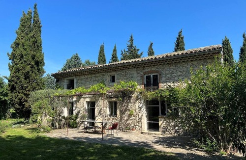 Marsanne Villa | House with tree lined garden