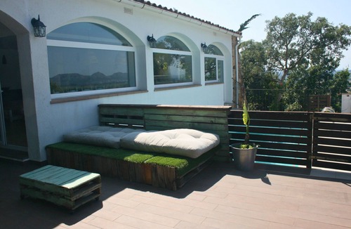 Pals Ski Chalet | House with views, private garden and pool 3km from Playa de Pals