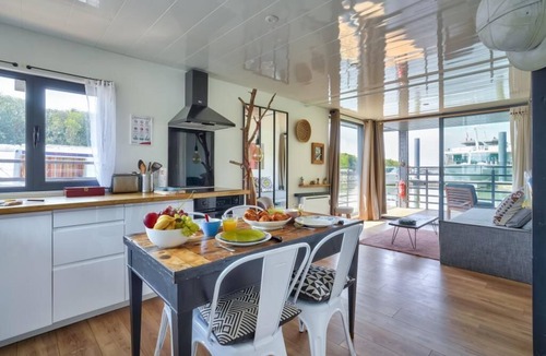 Conflans-Sainte-Honorine Apartment | Houseboat : Une Maison sur L'eau