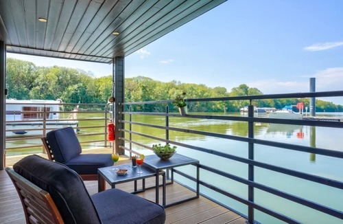 Conflans-Sainte-Honorine Apartment | Houseboat : Une Maison sur L'eau