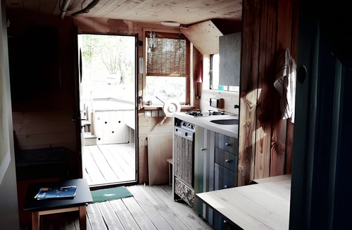 Brissac-Quince Boat Rental | Houseboat Cabin by the Water's Edge