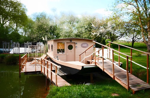 Brissac-Quince Boat Rental | Houseboat Cabin by the Water's Edge