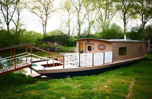 Brissac-Quince Boat Rental | Houseboat Cabin by the Water's Edge