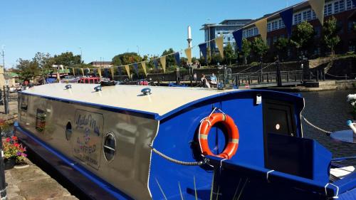 Sheffield Boat Rental | Houseboat Hotels