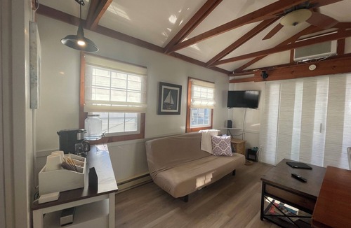 Fox Point Boat Rental | Houseboat in Providence!