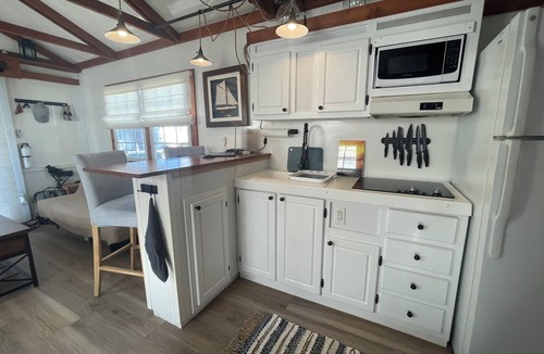 Fox Point Boat Rental | Houseboat in Providence!