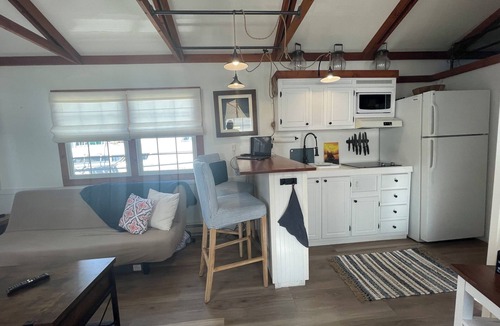 Fox Point Boat Rental | Houseboat in Providence!