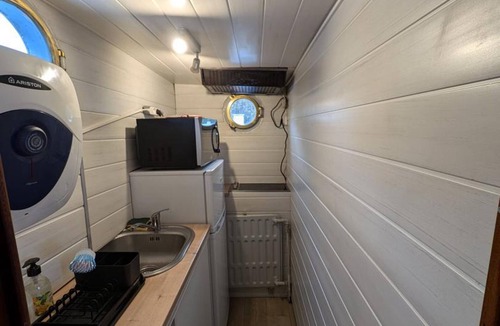 Thourotte Cottage | Houseboat with terrace on the water - 4 guests