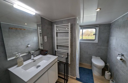 Thourotte Cottage | Houseboat with terrace on the water - 4 guests