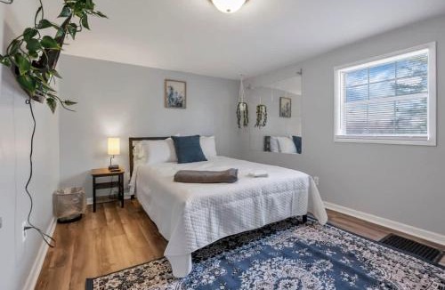 Lincoln Village House | Housepitality - West Side Lodge - 6 BR 2 BA