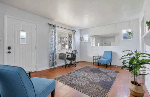 Lincoln Village House | Housepitality - West Side Lodge - 6 BR 2 BA