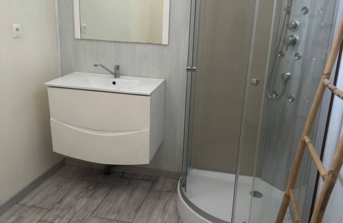 Cestas Condo | Housing, with Gardener