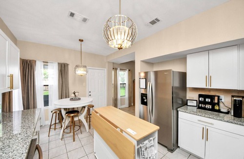 Houston House | Houston 4BR Retreat | King Bed Fast WiFi