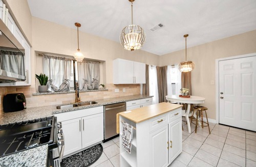 Houston House | Houston 4BR Retreat | King Bed Fast WiFi