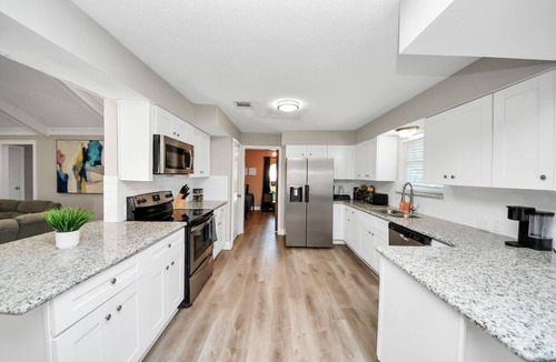 Humble House | Houston 6BR Near IAH w/Pool & BBQ