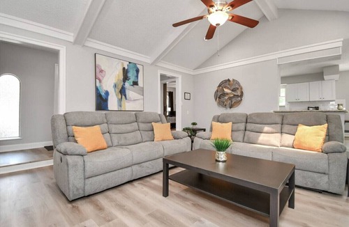 Humble House | Houston 6BR Near IAH w/Pool & BBQ