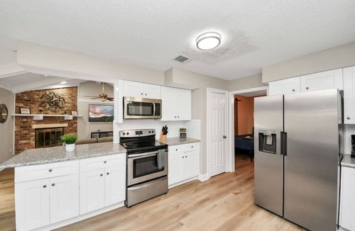 Humble House | Houston 6BR Near IAH w/Pool & BBQ
