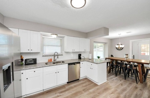 Humble House | Houston 6BR Near IAH w/Pool & BBQ