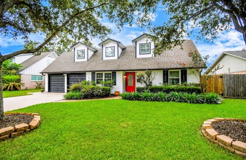 Woodlake - Briar Meadow House | Houston Floral Haven - Heated Pool & Gameroom