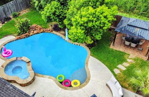 Woodlake - Briar Meadow House | Houston Floral Haven - Heated Pool & Gameroom
