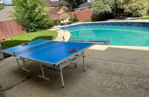 Ponderosa Forest House | Houston Getaway 5BR Sleeps 13 Pool WiFi