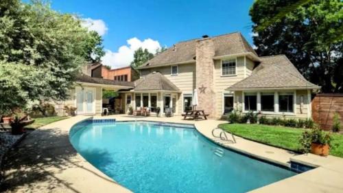 Ponderosa Forest House | Houston Getaway 5BR Sleeps 13 Pool WiFi