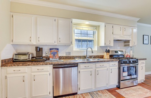 Mission Bend House | Houston Home w/Screened Porch, Near Sugar Land!