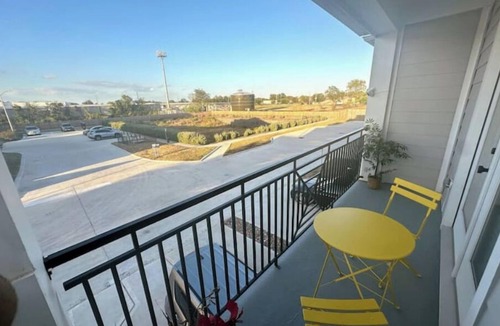 Clodine House | Houston Luxe Retreat 3BR3.5BA Staycation Vacation Home office for Professionals