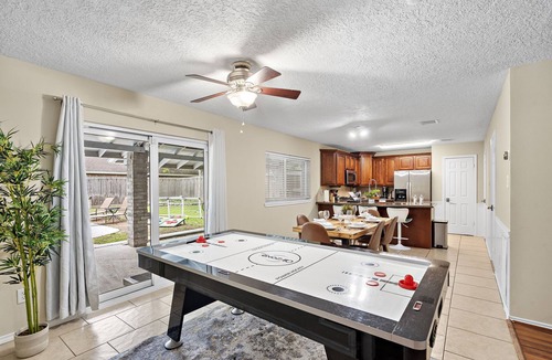 Barker House | Houston Pool Retreat | WiFi Yard BBQ Games TVs